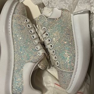 They are in very good condition only been worn 2 times come with extra shoe lace